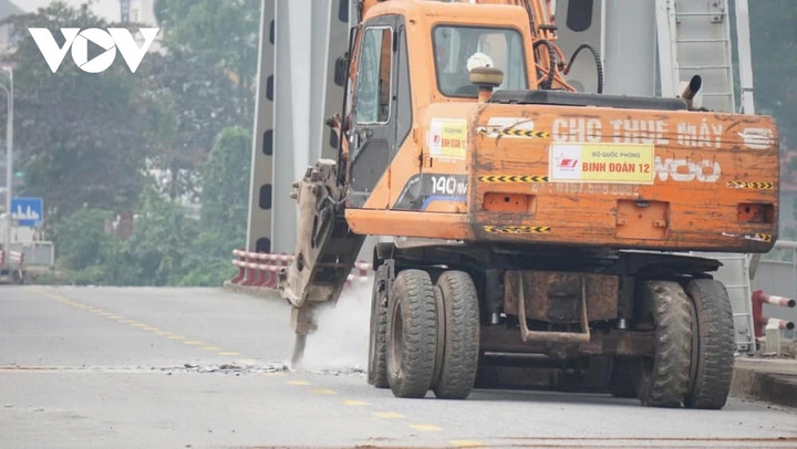 Máy khoan, máy đục bê tông cỡ lớn được tập kết và thực hiện phá dỡ.