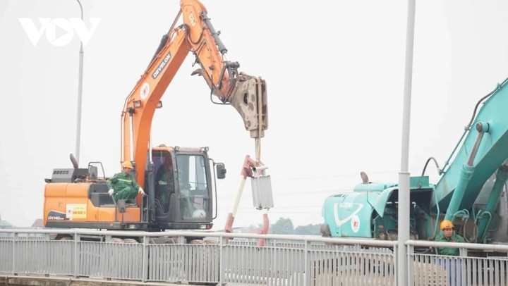 Đại diện đơn vị thi công cho biết, các hạng mục sau tháo dỡ sẽ được di chuyển ra phía đầu cầu huyện Lâm Thao. Bên dưới mặt đất, những diện tích đất trống xung quanh đã được san gạt, làm mặt bằng, các vị trí này có thể là nơi chứa các cấu kiện cầu Phong Châu sau tháo dỡ.