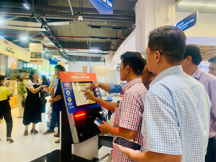 Co.opmart áp dụng quầy thanh toán không tiền mặt.