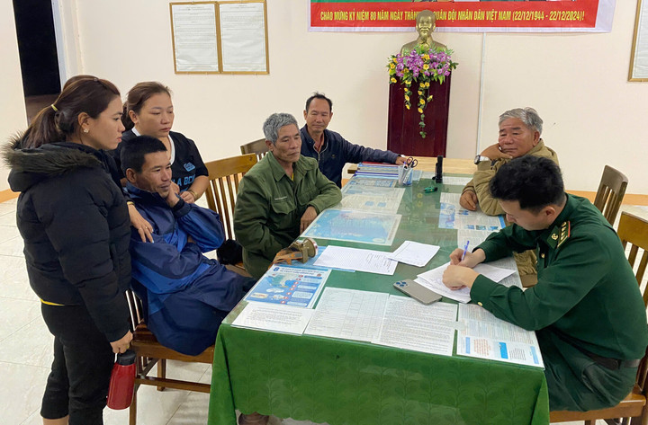 Ngư dân Nguyễn Thanh Công được ứng cứu kịp thời và đưa vào bờ an toàn. (Ảnh: BP)