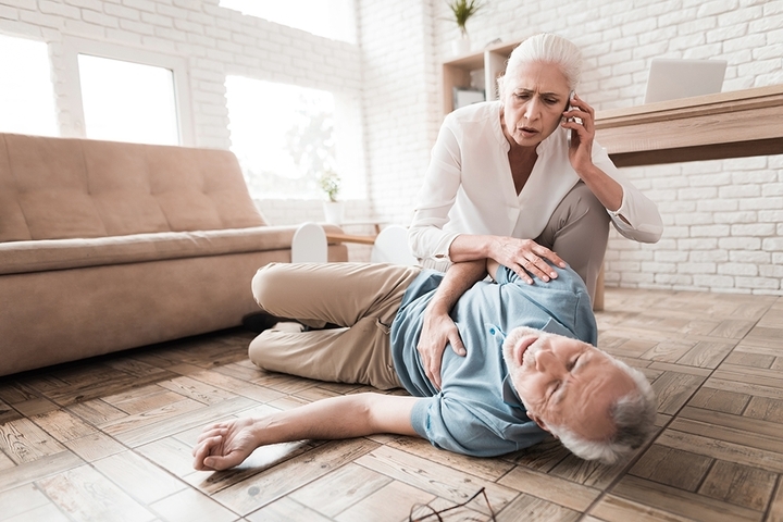 Khi thấy người bị đột quỵ hoặc nghi ngờ đột quỵ, đầu tiên nên gọi cho cơ sở y tế. (Ảnh: minh hoạ)