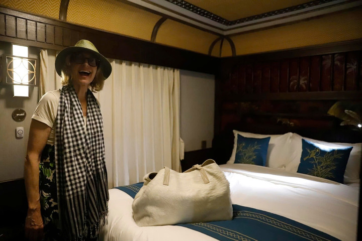 Những du khách đàu tiên thích thú với phong cách thiết kế bên trong đoàn tàu. (Ảnh: PYS Travel)