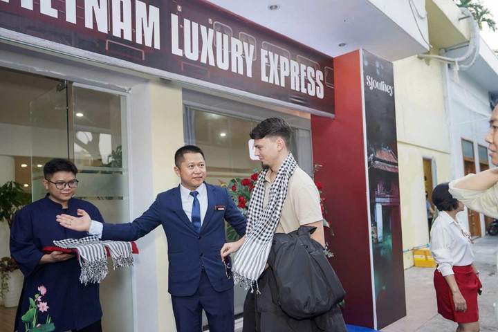 Phục vụ trên tàu là đội ngũ tiếp viên của ngành đường sắt gồm 12 người được chọn lựa kỹ càng, biết tiếng Anh và 16 nhân viên của PYS Travel, trong đó riêng phục vụ ăn uống là 10 người. (Ảnh: PYS Travel)