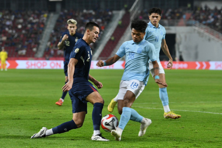 Campuchia (áo xanh) thi đấu tốt.