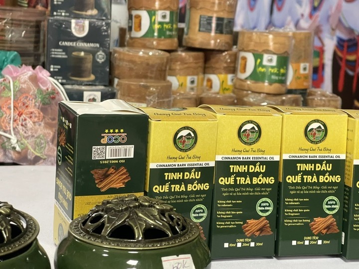 Sản phẩm tinh dầu quế Trà Bồng.