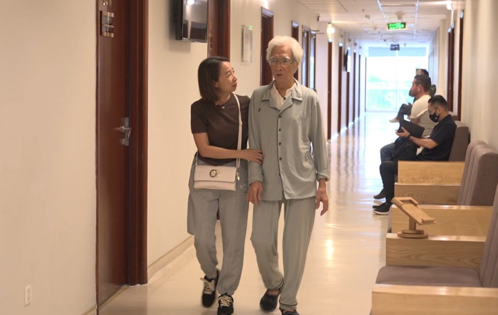 Chỉ sau 1 tuần đại phẫu, ông Dũng có thể trò chuyện, tự đi lại và hoàn toàn không cảm thấy đau đớn