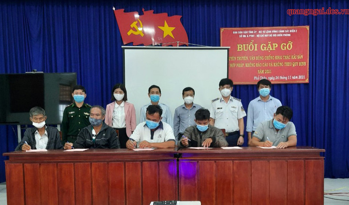 Đại diện các hộ ngư dân ký cam kết không vi phạm vùng biển các nước để đánh bắt hải sản.
