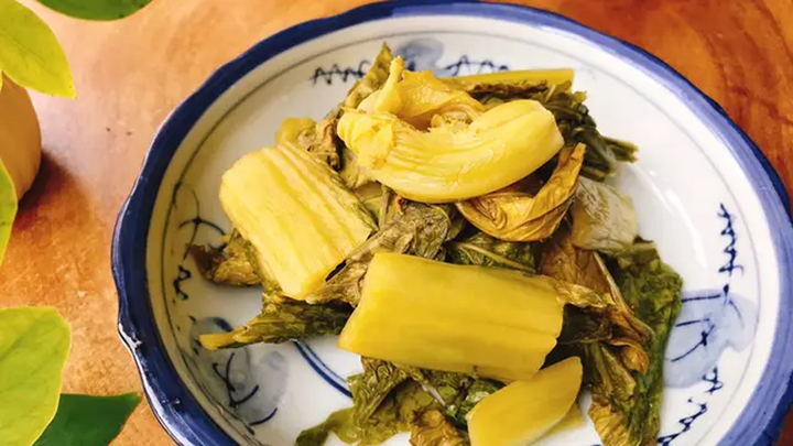 Dưa cải muối có mặt trong nhiều mâm cơm mùa đông của các gia đình Bắc Bộ. (Ảnh: Bảo Bình)