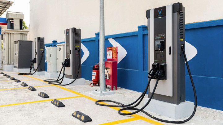 Nhiều chủ mặt bằng nắm bắt thời cơ kinh doanh trạm sạc nhượng quyền - 1