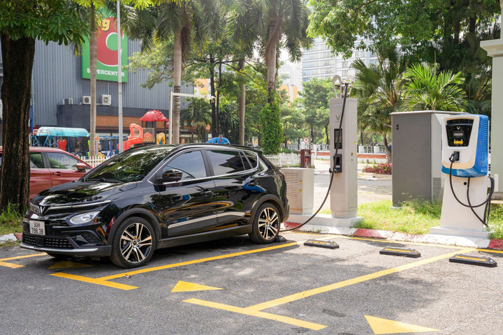 Nhiều chủ mặt bằng nắm bắt thời cơ kinh doanh trạm sạc nhượng quyền - 2