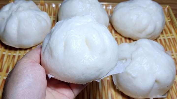 Tạo hình bánh bao và hấp. (Ảnh: B.L)