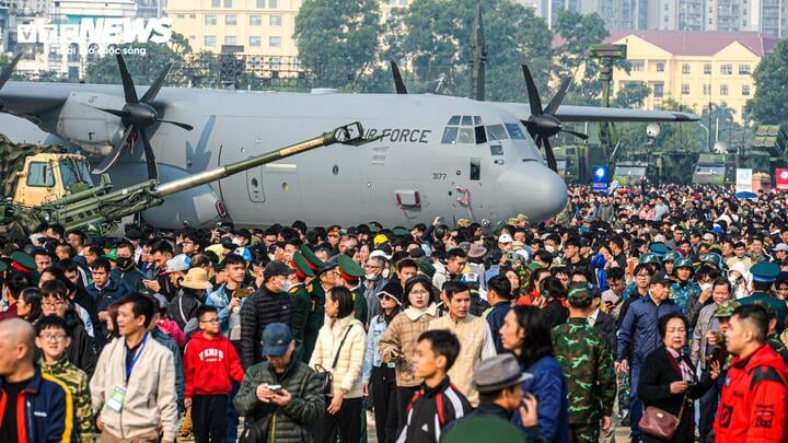 Người dân và du khách tham quan Triển lãm Quốc phòng tại sân bay Gia Lâm sáng 22/12.