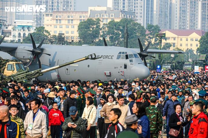 Người dân và du khách tham quan triển lãm quốc phòng tại sân bay Gia Lâm sáng 22/12.