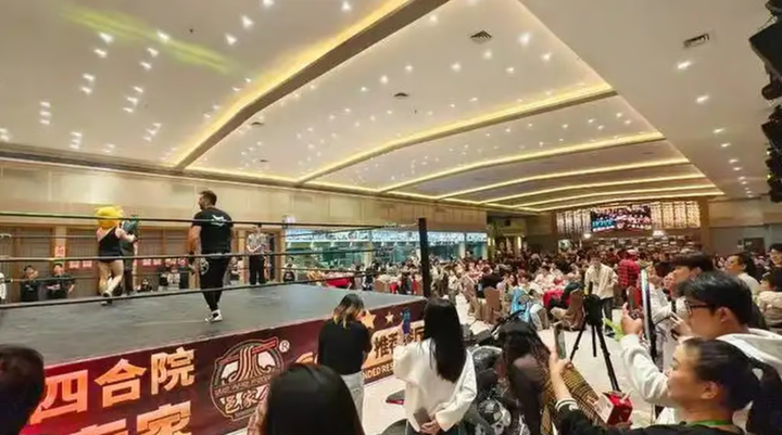 Thực khách vừa ăn vừa xem đấu võ.