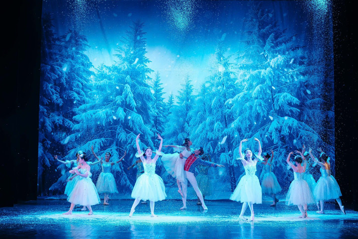 Hơn 50 vũ công tài năng biểu diễn trong vở Kẹp Hạt Dẻ.