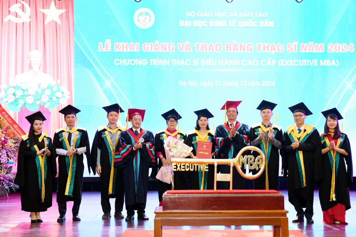 Đại diện Đại học Kinh tế quốc dân trao bằng tốt nghiệp cho các tân thạc sĩ chương trình Executive MBA.