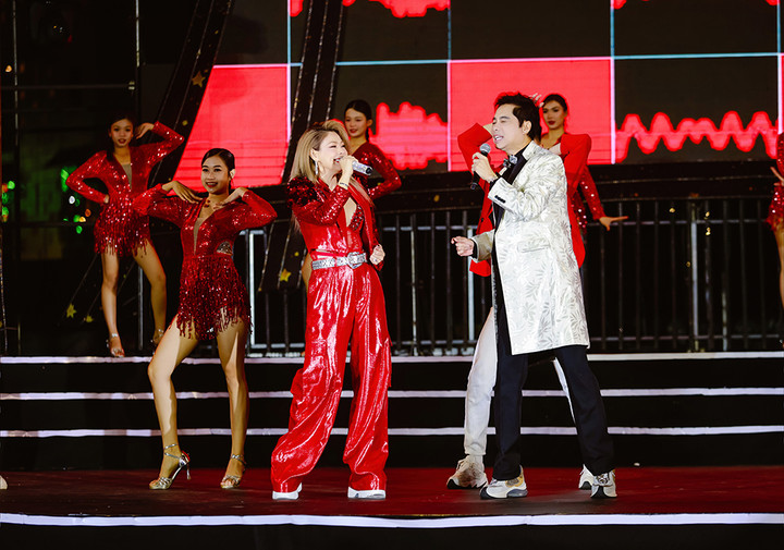 Ngọc Sơn, Thanh Thảo có tiết mục sôi động trên sân khấu.