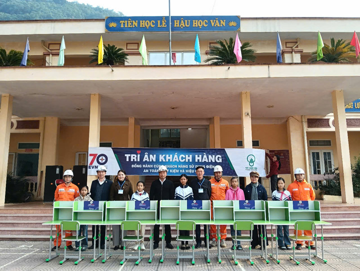 Nhiều bộ bàn học mới được các đơn vị trực thuộc PC Hòa Bình trao cho các em học sinh có hoàn cảnh khó khăn.