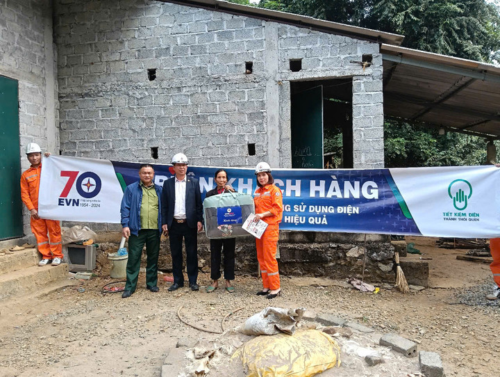 Những chiếc chăn ấm được cán bộ, công nhân viên PC Hòa Bình trao cho bà con.