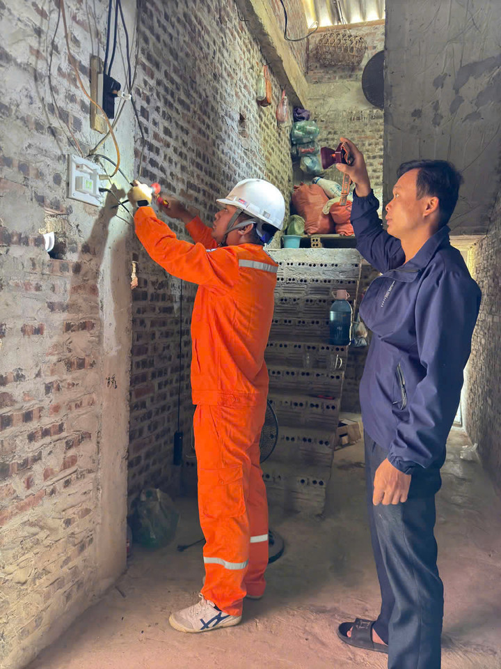 Nhân viên PC Hòa Bình hỗ trợ sửa chữa, bảo trì đường điện cho người dân.