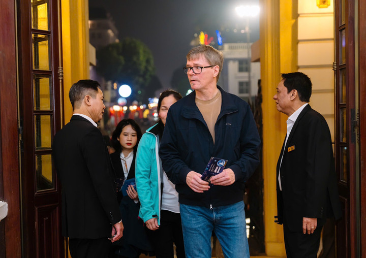 Khán giả nước ngoài tới xem vở diễn.