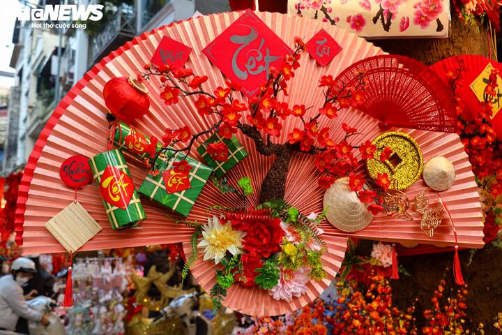 Một vài sản phẩm kỳ công đang được các tiểu thương gấp rút chuẩn bị, tạo điểm nhấn hút mắt cho những gian hàng.