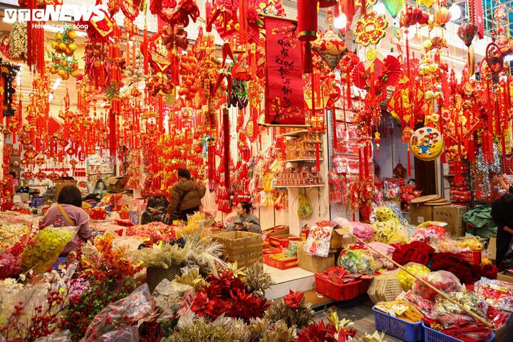 Cả con phố vì thế lại được trang hoàng "áo" mới, với sắc màu rực rỡ đặc trưng của ngày Tết Nguyên đán.