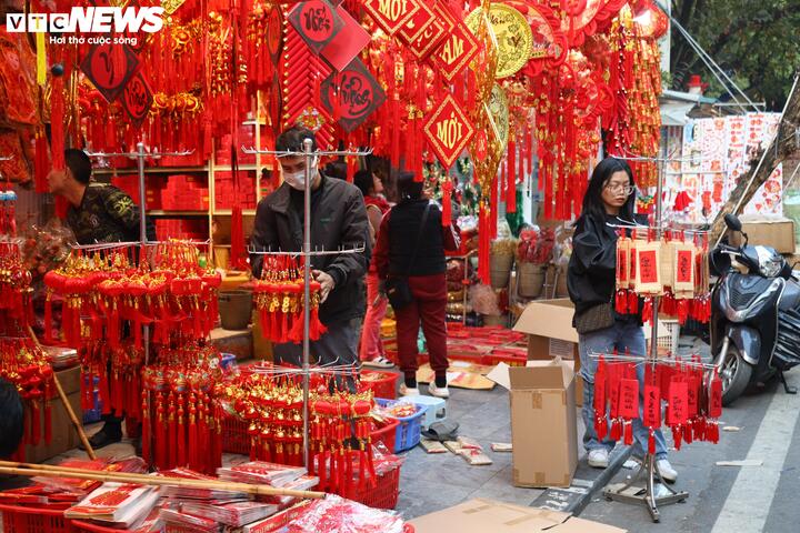 Chưa qua Noel, phố cổ Hà Nội đã rực rỡ màu 'áo mới' - 8