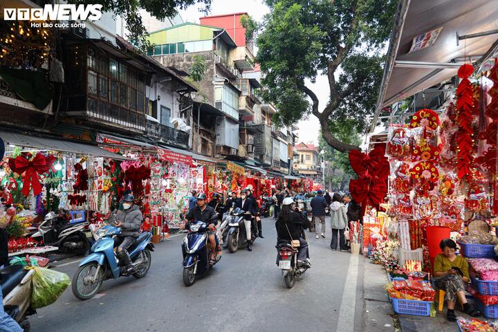 Với các tiểu thương tại phố Hàng Mã, mùa Tết vẫn là dịp "ăn nên làm ra" hơn Giáng sinh và cũng là mùa kinh doanh lớn nhất năm. "Với người tiêu dùng Việt Nam thì Tết Nguyên đán vẫn là quan trọng nhất nên họ sẽ chú trọng mua đồ trang trí hơn. Vì vậy, dù vừa trải qua mùa Noel khá ảm đạm vì sức mua kém nhưng chúng tôi vẫn kỳ vọng dịp Tết sẽ tích cực hơn", chị Lan Anh vừa vội vã trưng bày đồ Tết vừa nói.