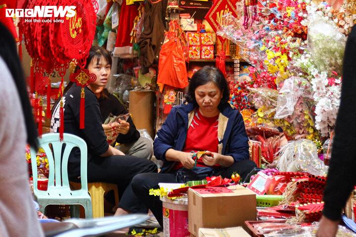 Chưa qua Noel, phố cổ Hà Nội đã rực rỡ màu 'áo mới' - 7