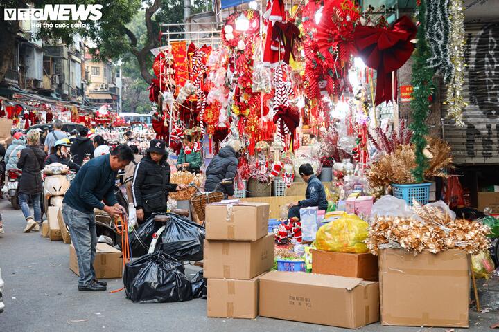 Chưa qua Noel, phố cổ Hà Nội đã rực rỡ màu 'áo mới' - 5