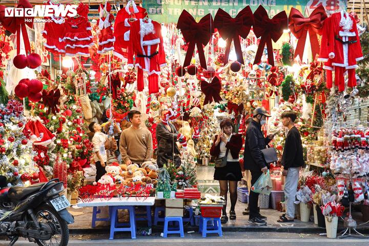 Chưa qua Noel, phố cổ Hà Nội đã rực rỡ màu 'áo mới' - 12