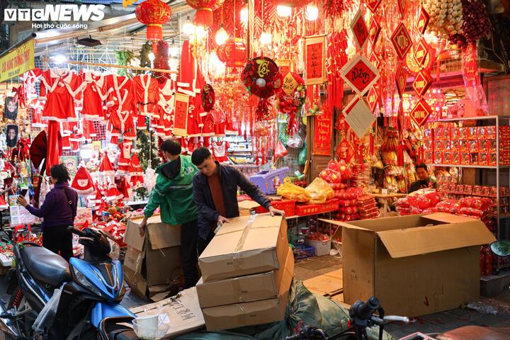 Chưa qua Noel, phố cổ Hà Nội đã rực rỡ màu 'áo mới' - 6