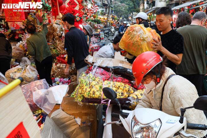 Ngược lại những món đồ trang trí Tết đã được nhiều người dân quan tâm và mua sớm ngay từ lúc này.
