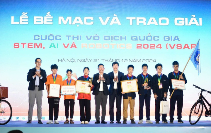 Ban tổ chức trao giải vô địch cho các thí sinh.