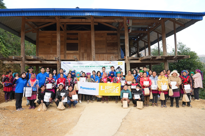 Hơn 100 hộ dân thôn Háng Cu Tâu nhận đèn năng lượng mặt trời từ Panasonic.