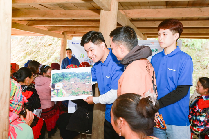 Nhóm tình nguyện viên từ Bộ Tài nguyên và Môi trường tập huấn cho bà con về phòng chống thiên tai.