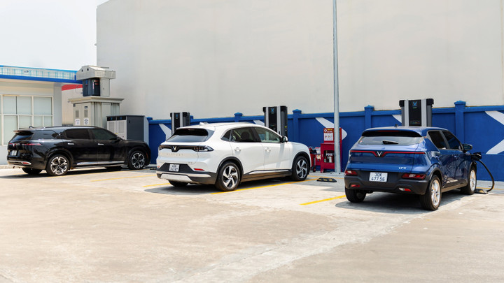 VinFast áp dụng chính sách miễn phí sạc pin cho tất cả khách hàng cá nhân đã và sẽ mua xe tới hết ngày 30/6/2027.