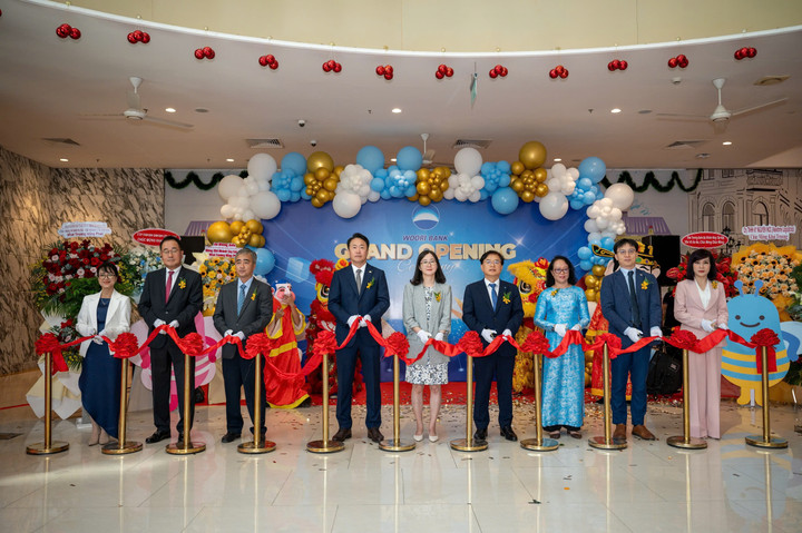 Lễ cắt băng khánh thành chi nhánh Tây Sài Gòn.