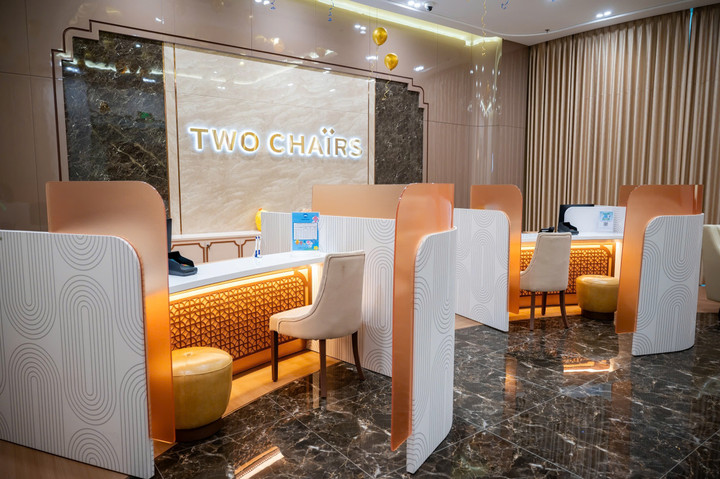 Dịch vụ Two Chairs dành cho khách hàng ưu tiên tại Chi nhánh Woori Bank Tây Sài Gòn.