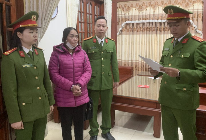 Cán bộ Công an đọc lệnh bắt Đặng Thị Liên. (Ảnh: CA Quảng Trị)