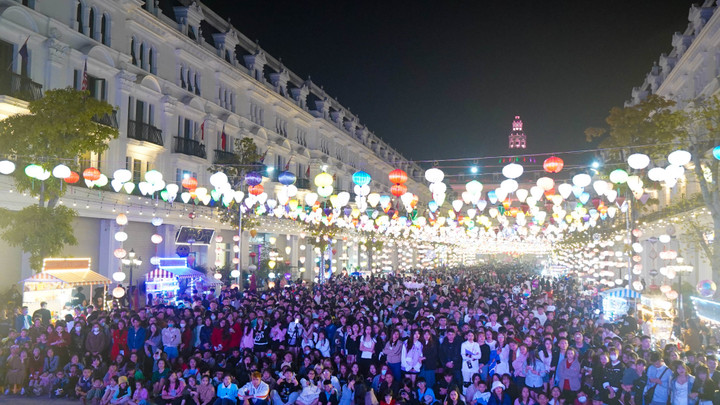 Phố đi bộ The Rome đã đón hàng ngàn lượt khách trong đêm Countdown hàng năm.