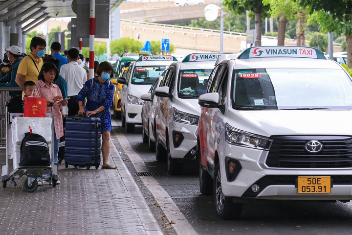 Taxi đón trả khách tại sân bay Tân Sơn Nhất.