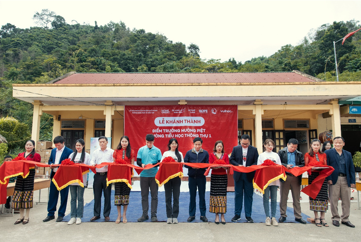 Đại diện Home Credit, Quỹ Hy vọng, các thầy cô Trường Tiểu học Thông Thụ 1, điểm trường Mường Piệt cắt băng khánh thành 3 phòng học mới. (Ảnh: Home Credit)