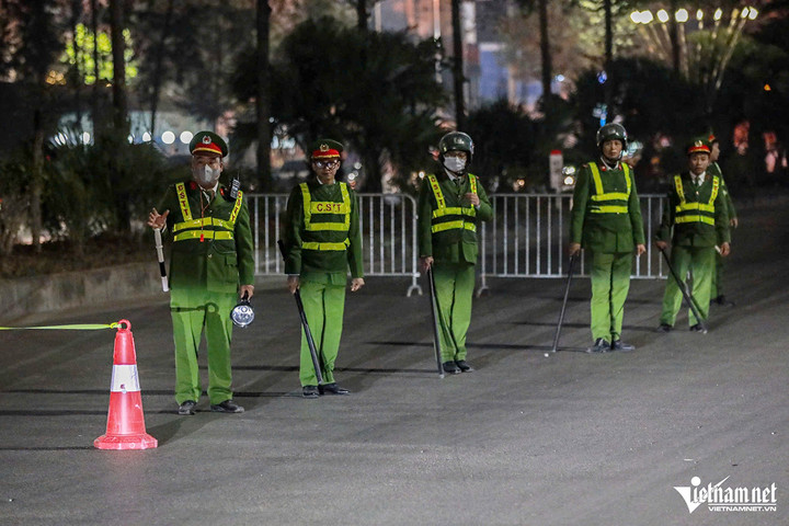 Cảnh sát 141 Hà Nội xử lý hàng loạt 'quái xế' trong đêm Noel - 1