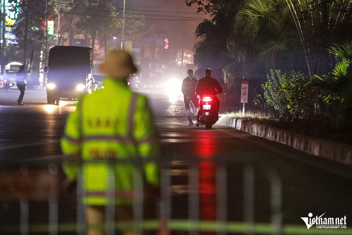 Cảnh sát 141 Hà Nội xử lý hàng loạt 'quái xế' trong đêm Noel - 2