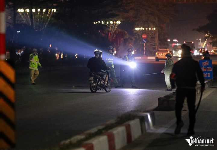 Cảnh sát 141 Hà Nội xử lý hàng loạt 'quái xế' trong đêm Noel - 4