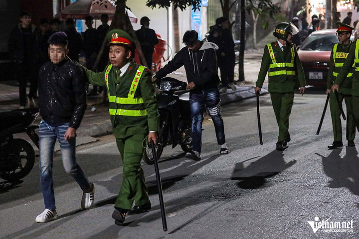 Cảnh sát 141 Hà Nội xử lý hàng loạt 'quái xế' trong đêm Noel - 6