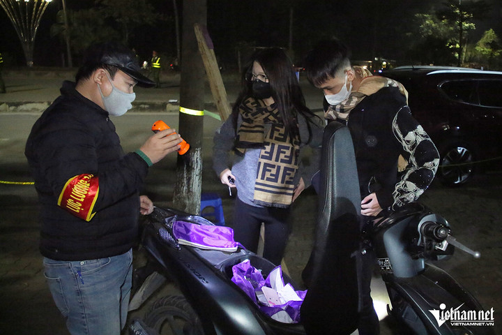 Cảnh sát 141 Hà Nội xử lý hàng loạt 'quái xế' trong đêm Noel - 7