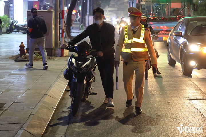 Cảnh sát 141 Hà Nội xử lý hàng loạt 'quái xế' trong đêm Noel - 8